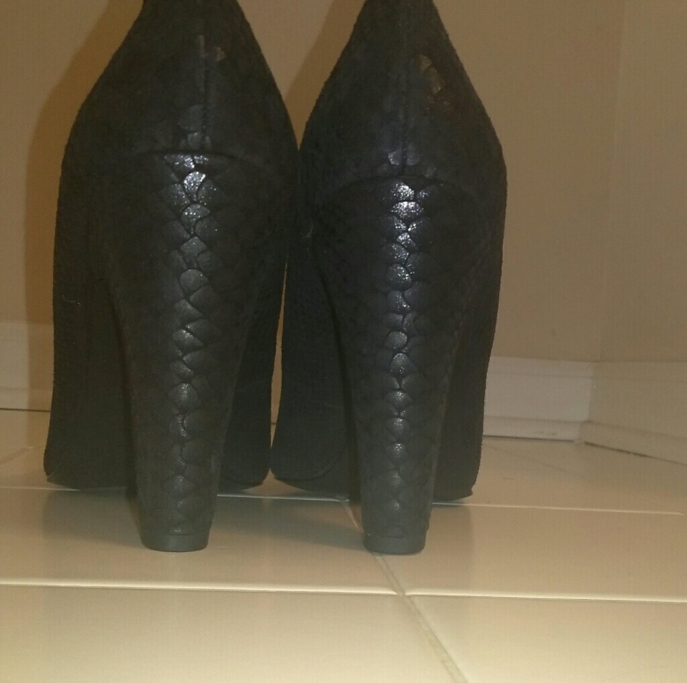Shoes - Picture 2 of 4